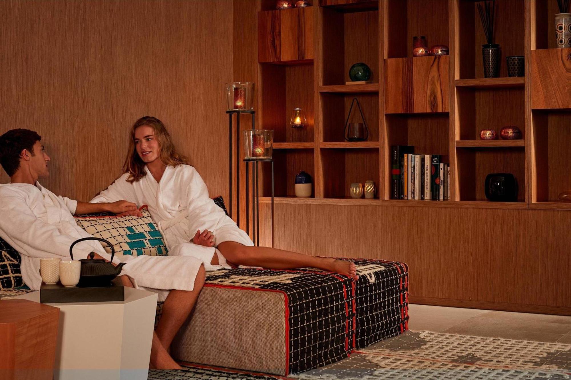 Paragraph Resort & Spa Shekvetili, Autograph Collection Buitenkant foto A woman receiving a spa treatment