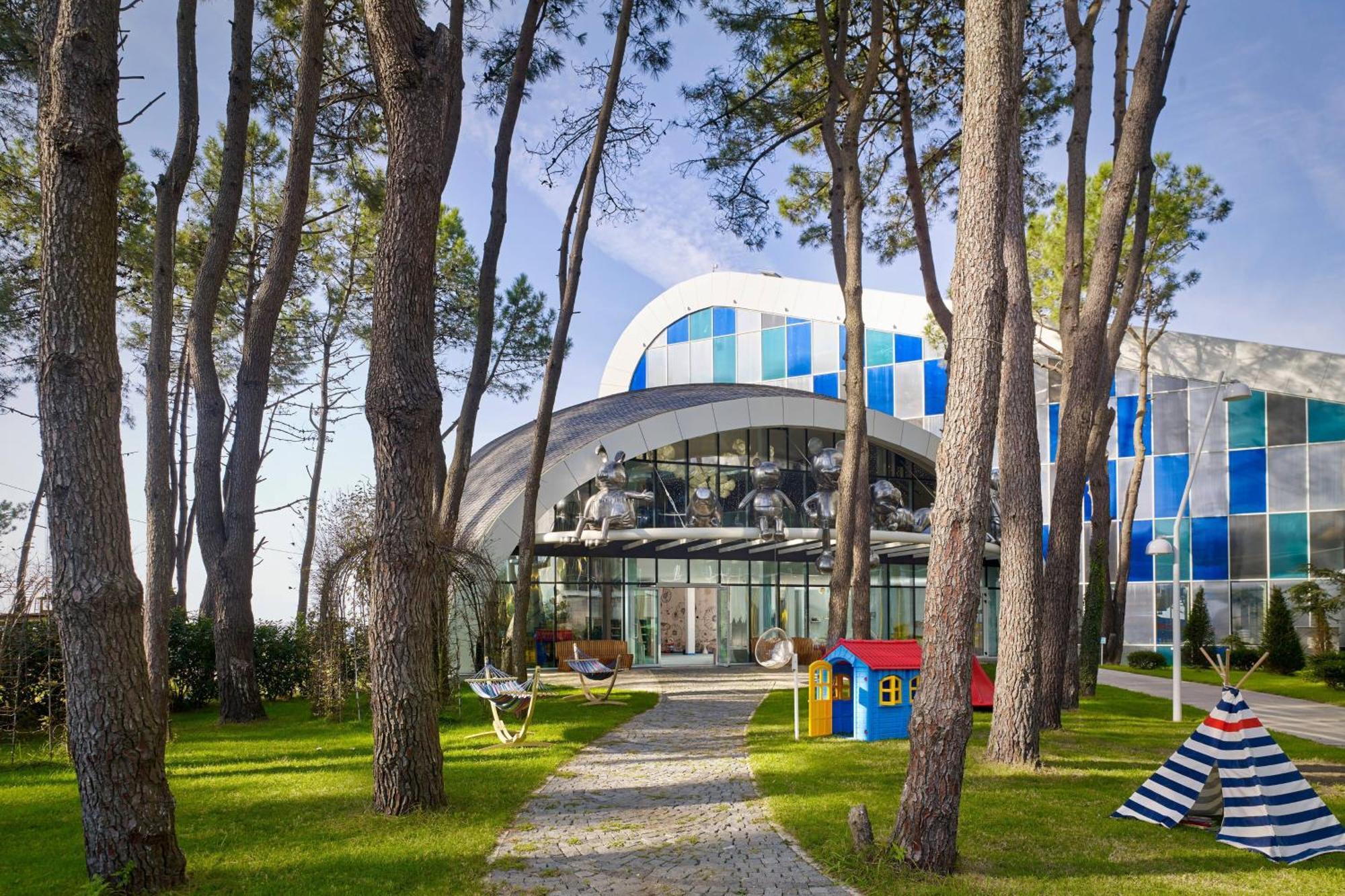 Paragraph Resort & Spa Shekvetili, Autograph Collection Buitenkant foto The resort's main building