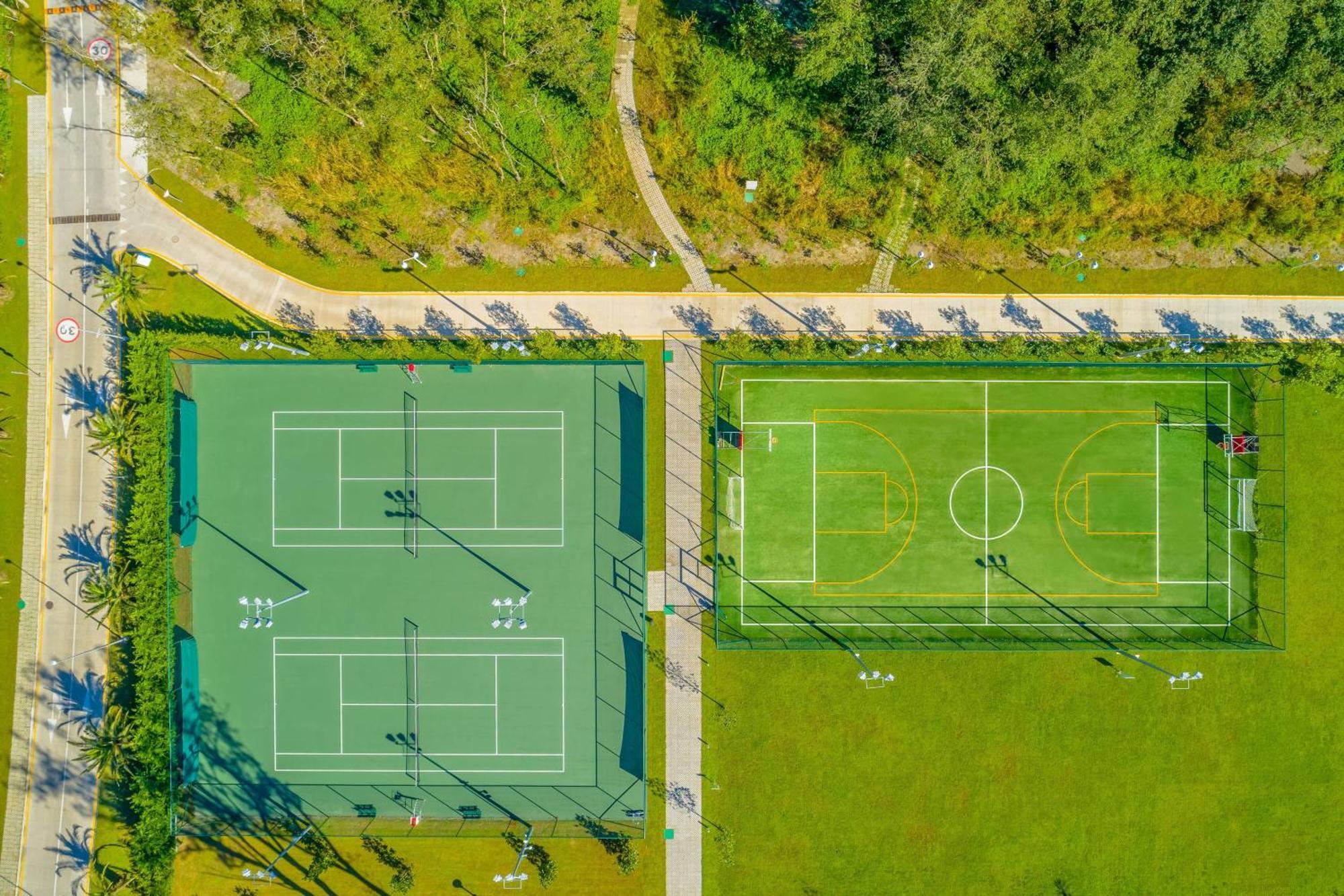 Paragraph Resort & Spa Shekvetili, Autograph Collection Buitenkant foto Tennis and football fields