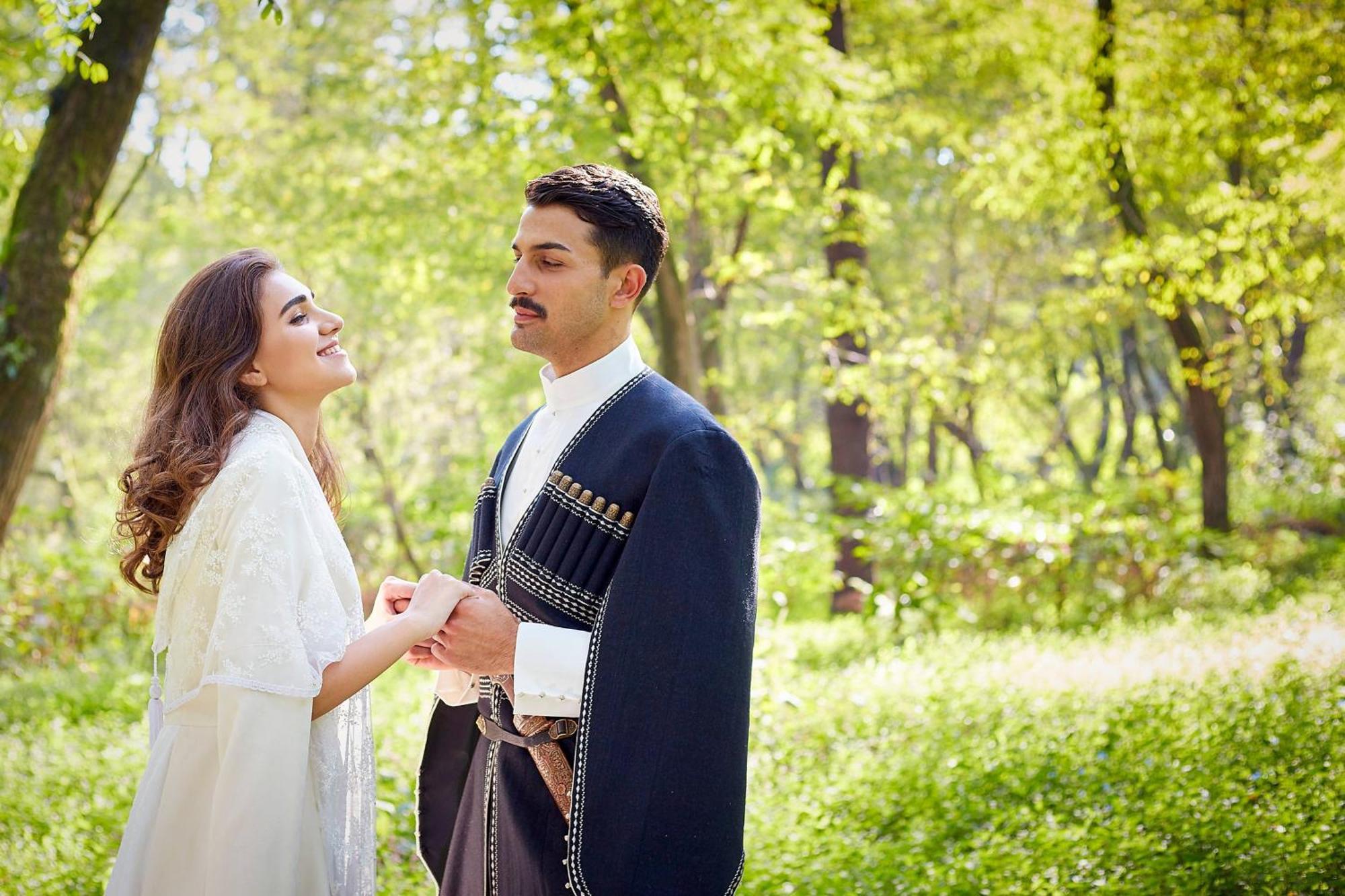 Paragraph Resort & Spa Shekvetili, Autograph Collection Buitenkant foto Azeri couple in national clothes